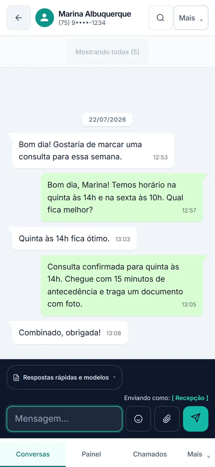 A mesma conversa do SS HUB aberta no celular, com as mensagens da paciente e da clínica e o campo de resposta